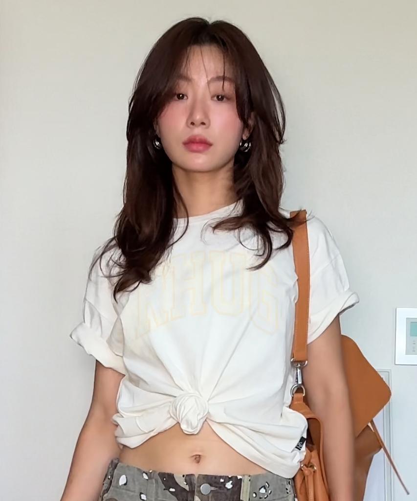 Yunibeoseugameonteu Newtro Prep Rhug T-Shirt_Ivory