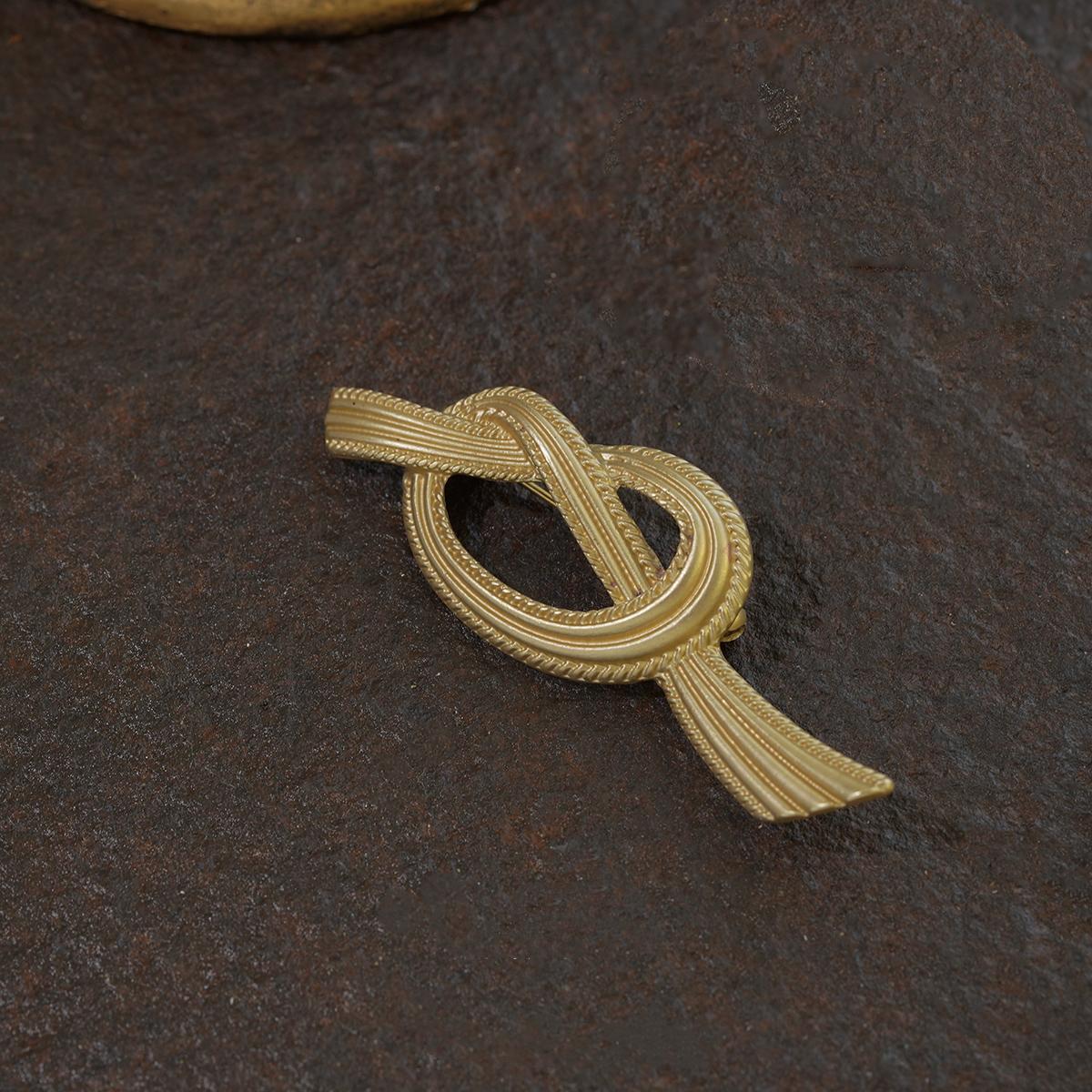 

Мода Винтаж Женщины Золотой Цвет Жемчуг Крест Броши Значки Барокко Дворец Классическая Леди Металлическая Одежда Пальто Аксессуары Булавки