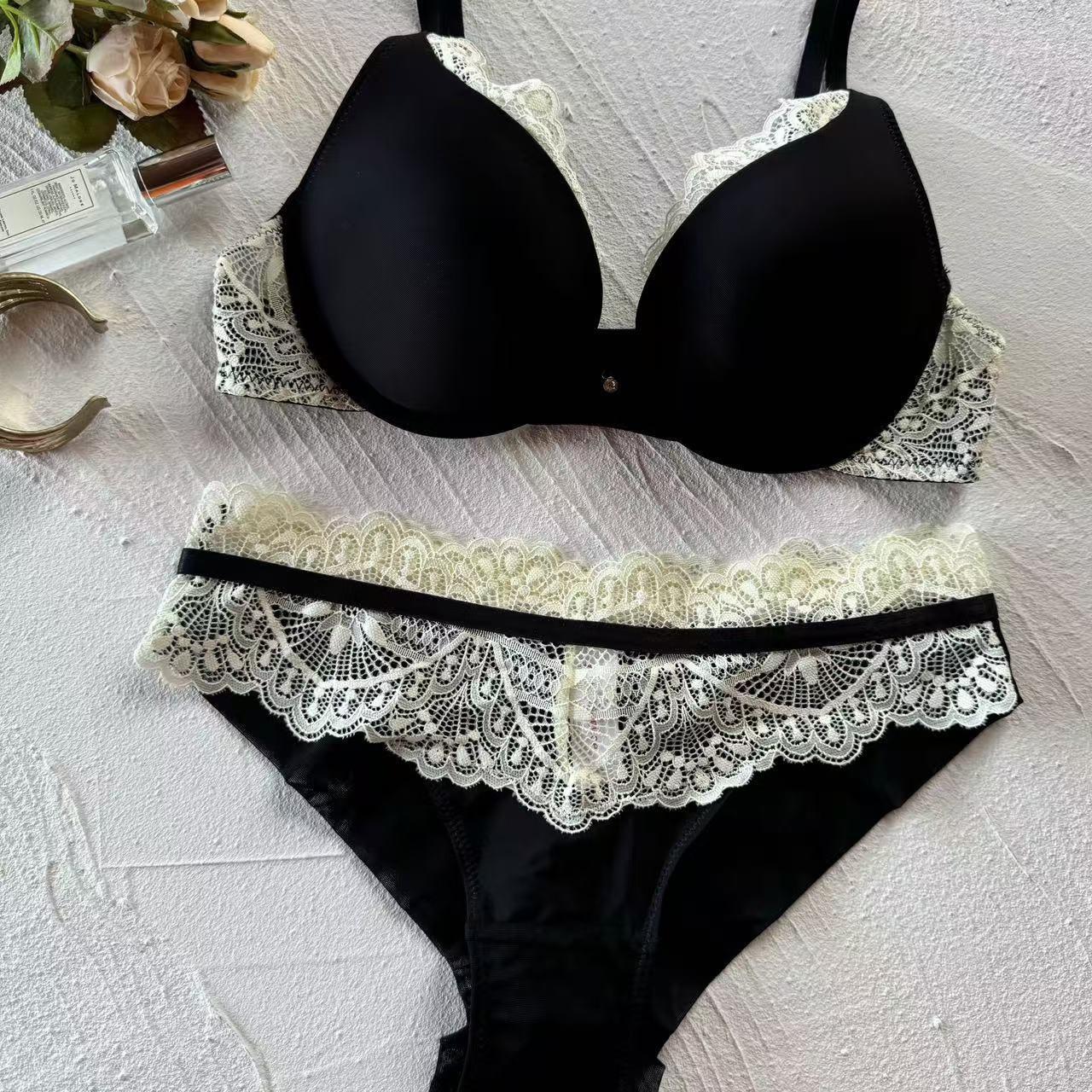 

Sexy French-style Push-up Bra with Lace Detailing for Small Breasts 70B