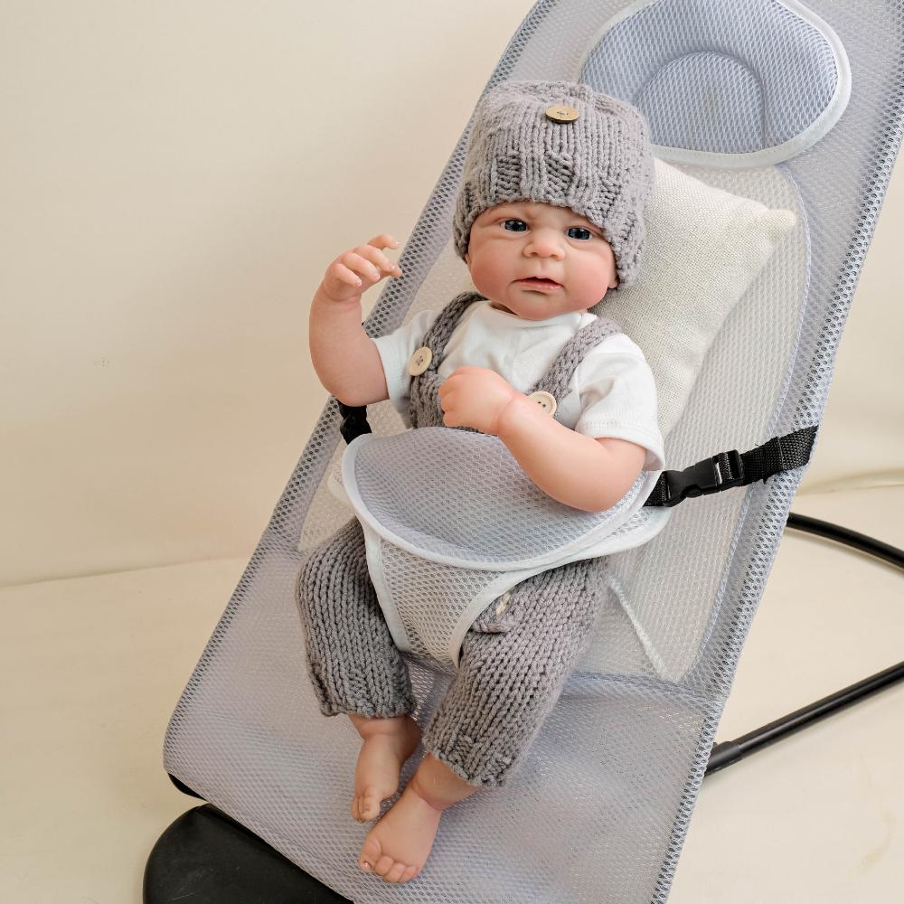 Realistická 18palcová reborn panenka ELIJAH v šedých vlněných lacláčích, celé silikonové tělo, simulační reborn panenky, realisticky vypadající panenky pro děti, dívku, chlapce