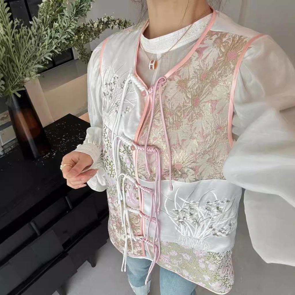 Damenweste im nationalen Stil aus Jacquard-Satin mit Froschverschluss und Freesienstickerei.