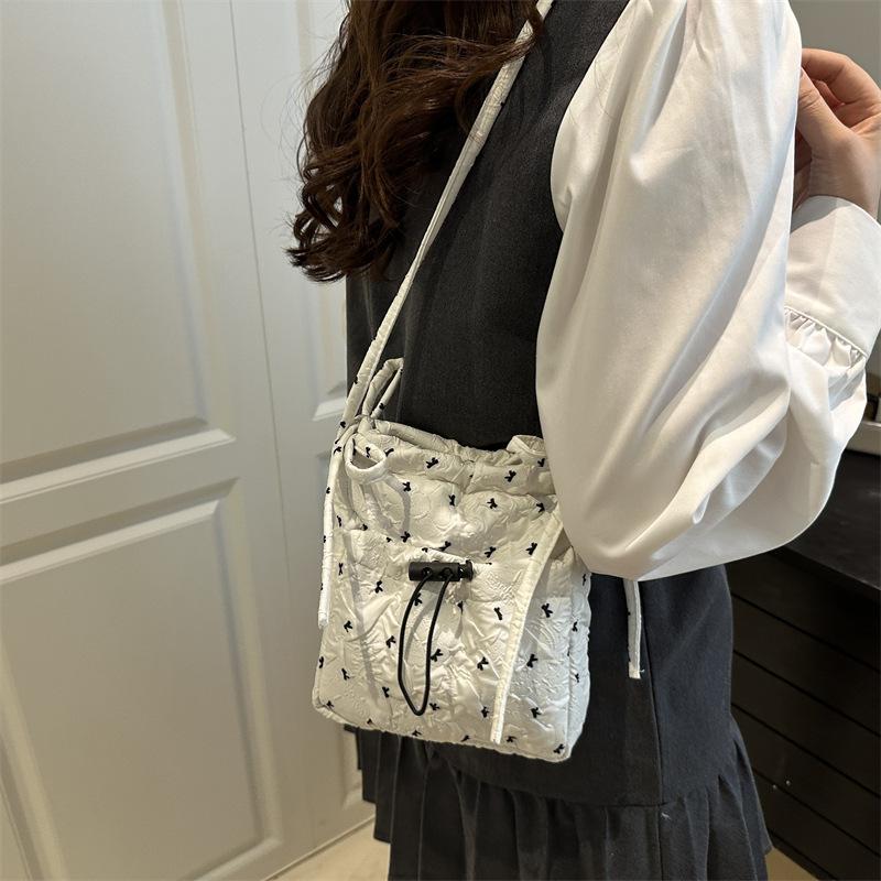 Women's bag 2025 new fashion versatile niche foreign style bow simple commuter shoulder crossbody bucket bag