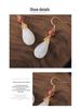 Damen Sommer 2021 Retro Chinesisches Design Ohrringe: Imitation Hetian Jade mit südlichen roten Steinen, Tropfen- und Steckerstile