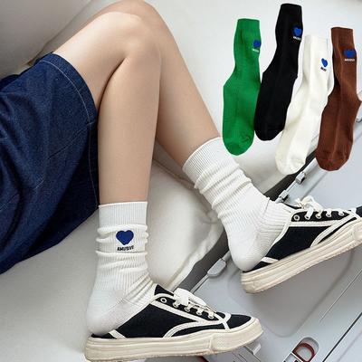 Herzförmige Buchstaben bestickte Mid-Calf-Socken, modische und einfache Baumwollsocken für Paare für Damen