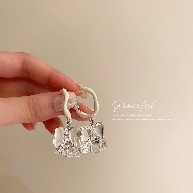 

Irregular transparent acrylic earrings ins wind baroque niche design earrings