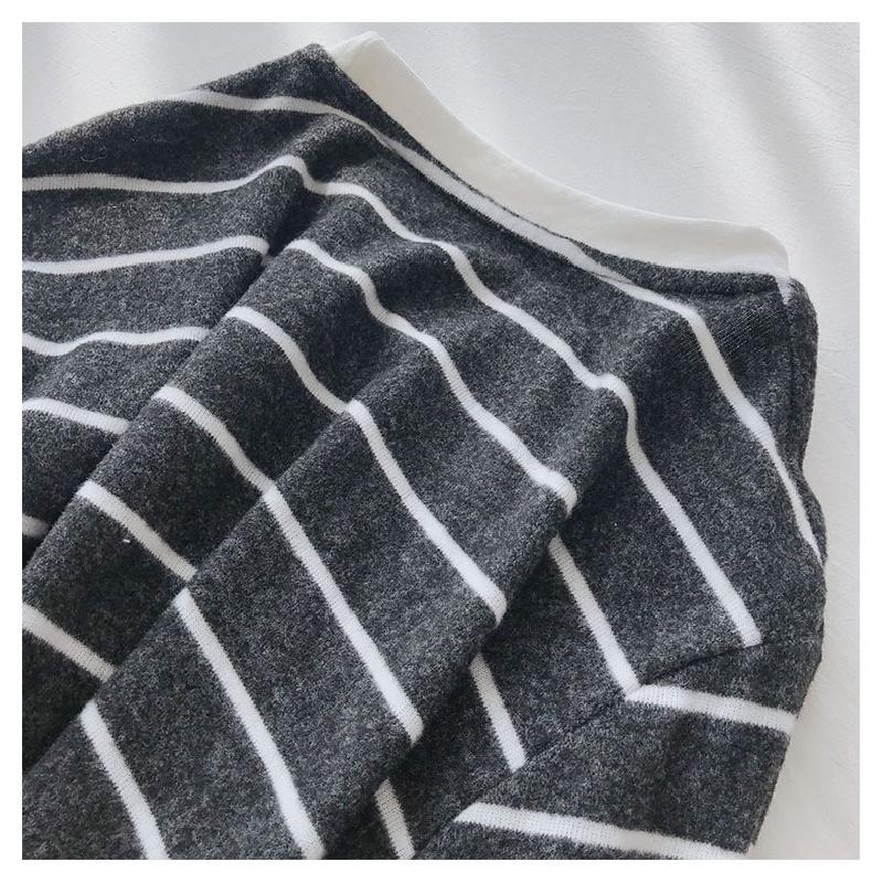 New striped long-sleeve round-neck T-shirt for women, spring and autumn 2026, stylish, loose-fitting, slimming base shirt
