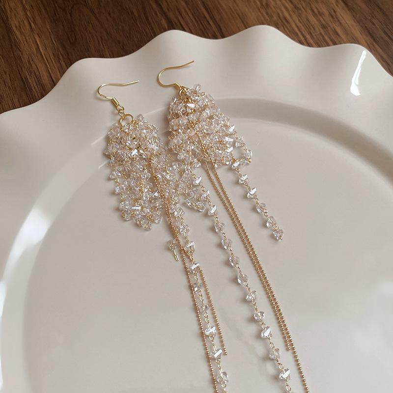 Srebrne Kolczyki Sztyfty z Kwiatem Czarnego Diamentu i Geometrycznym Frędzlem - Elegancki, Luksusowy, Wysokiej Klasy Design dla Kobiet