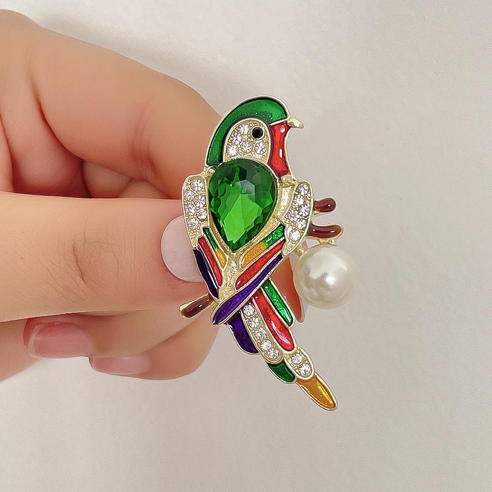 Pearl Diamond Bird Brooch: Imitation Parrot Pin with Oil Drop Details - Unique Animal Corsage Accessory for Women