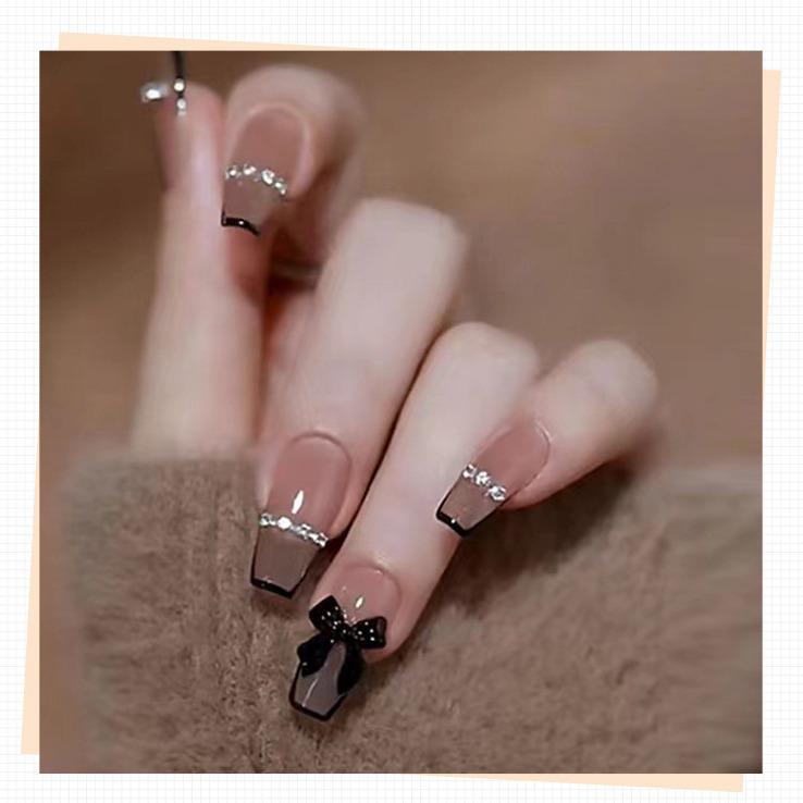 

Накладные ногти средней длины Черный маг с гель-лаком и 3D дизайном бантик-бабочка