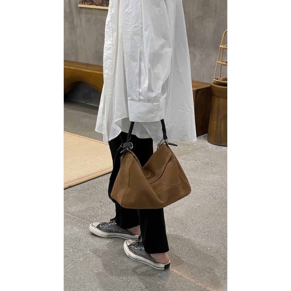 

Новая осенне-зимняя геометрическая сумка из матовой коровьей кожи, универсальная для поездок на работу, сумка-подушка через плечо, сумочка на одно плечо 32cm хаки