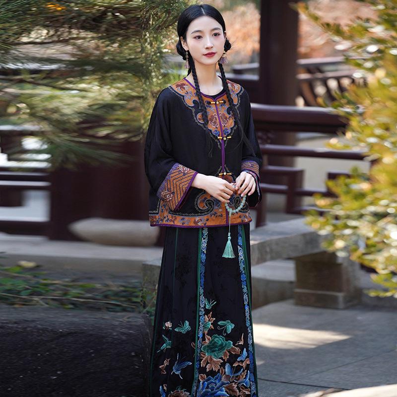 

Premium Ethnic-Style Embroidered Satin Jacquard Coat with Frog Button Extra Large