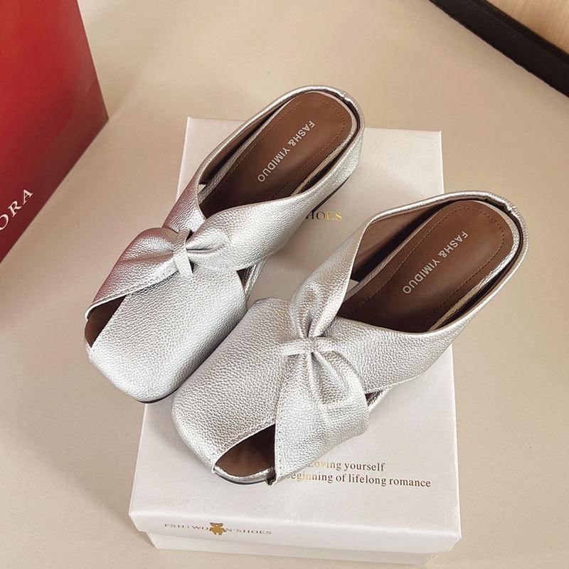 

Летняя повседневная обувь 2025 года, тапочки-мюли, полые дышащие, с закрытым носком, полутапочки, удобные, с круглым носком, на танкетке, прохладные тапочки 40 серебряный