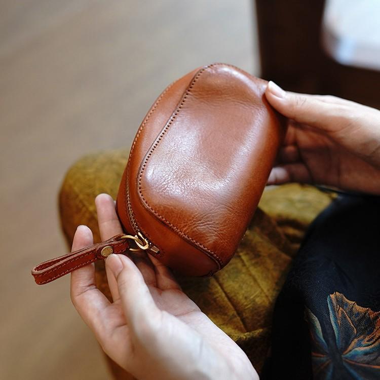 Fashion clutch bag, retro portable coin bag, headphones, cultural play, walnut bracelet, leather texture storage bag