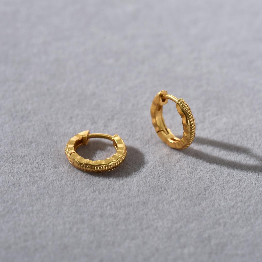 Французские серьги-гвоздики, серьги-клипсы, премиальное металлическое покрытие 18 каратным настоящим золотом, в стиле Сяосянфэн, нишевый темперамент, простые модные серьги