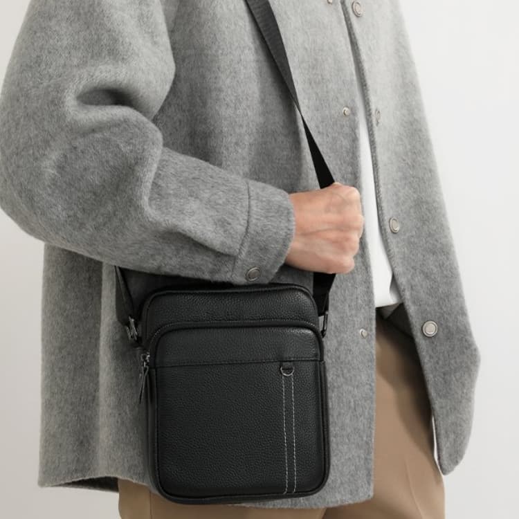Borsa a tracolla messenger verticale da uomo con motivo litchi