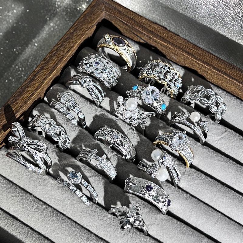 Luxuriöser Schlangenring mit vollem Diamantbesatz: Glänzende, Hochwertige Offene Kupfer Münze für Damen