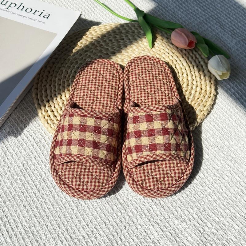 Fashion Indoor soft soled home shoes fabric slippers for couples anti slip breathable men's women's slippers for indoor home use