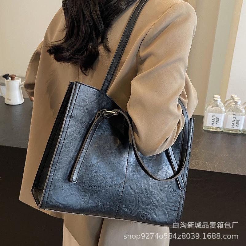 Fashion texture handbag 2025 autumn and winter new trend simple shoulder bag large capacity commuter casual tote bag