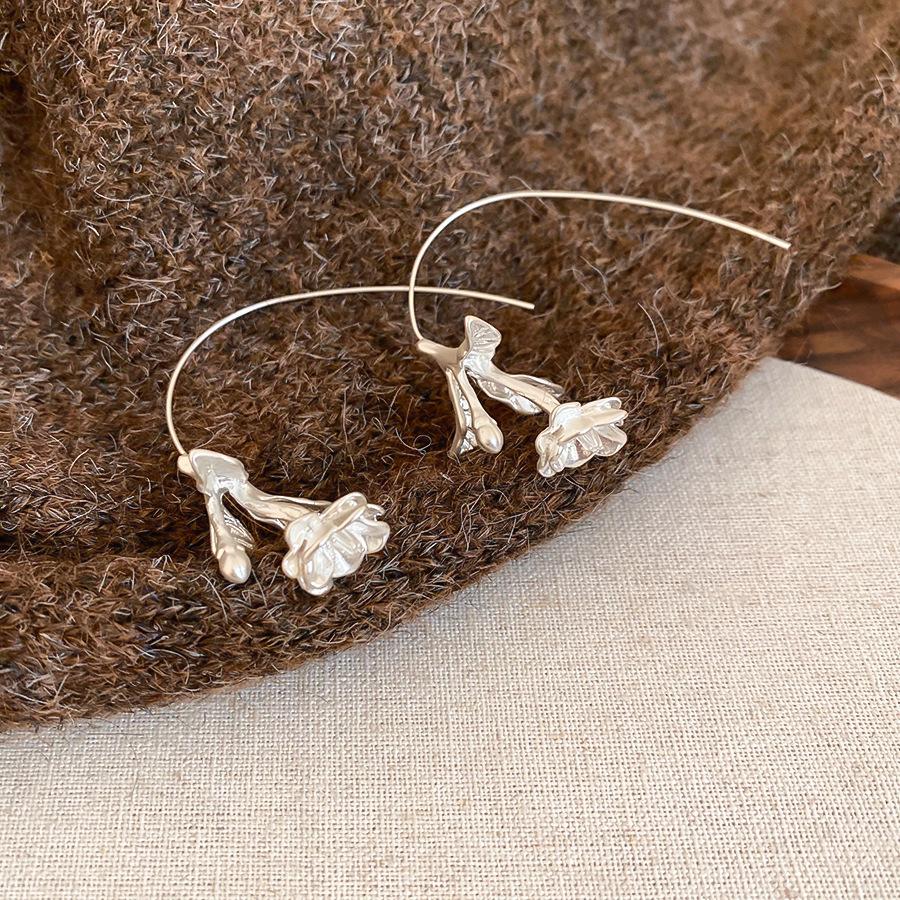 

European and American metal flower pendant ear hook cold wind light luxury earrings personality temperament versatile earrings