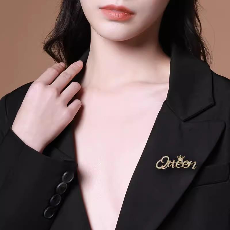 Xiaoxiangfeng Alphabet Queen Brooch High-End Female Personality Simple Anti-Light Pin Versatile High-End Corsage Accessories