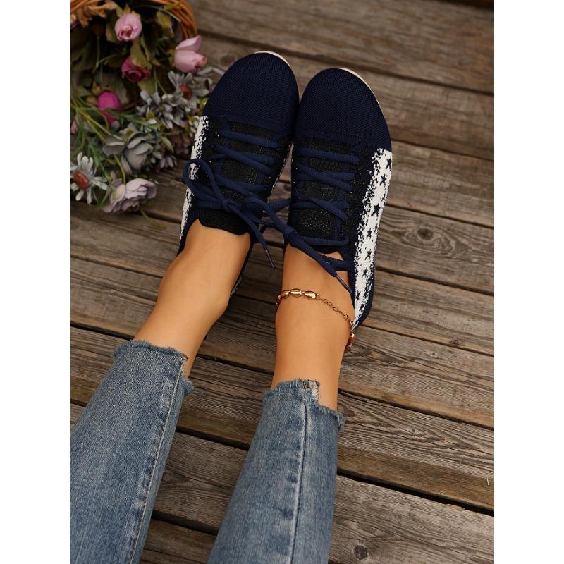 A Large-sized, Breathable, Two-tone, Front-lacing, Lightweight Sports Shoe for Women