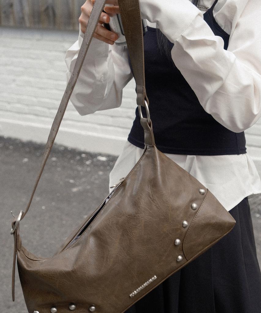 Iugamakaras Studded Hobo Bag (Brown)