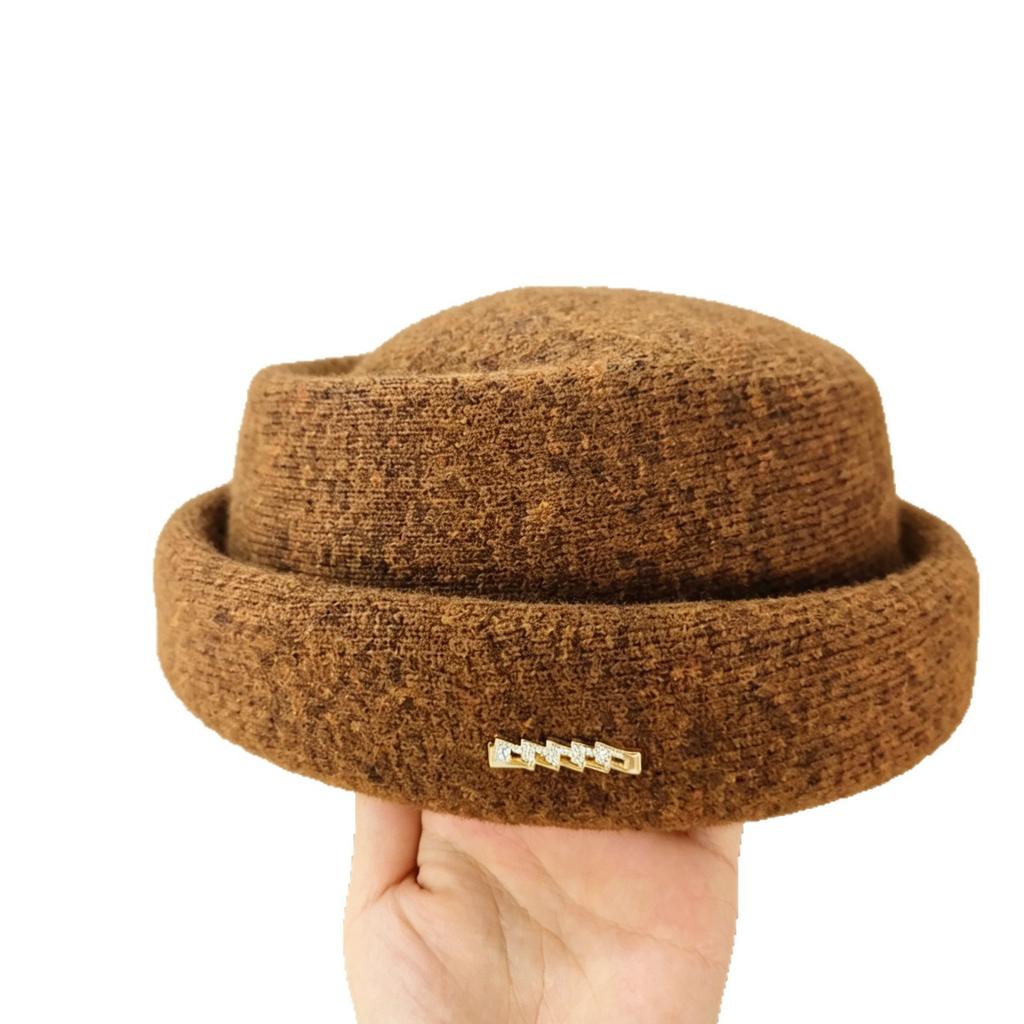Knitted hat Flat top hat Women's autumn and winter versatile face small metal label retro simple casual hat