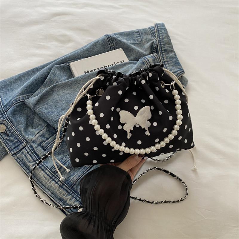 Schicke Minimalistische Süße Ketten-Schulter-Beuteltasche In Eleganten Schwarz-Rosa- Und Cremefarben Für Die Herbstmode 2024