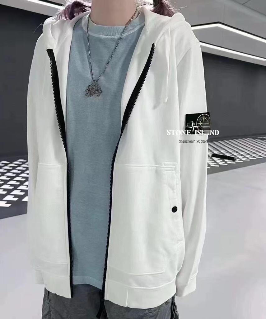 Crossstone Island 24SS Steinfarbener Kapuzen-Reißverschluss-Sweatshirt mit Ärmelpatch und Nachbestellknöpfen Jacke