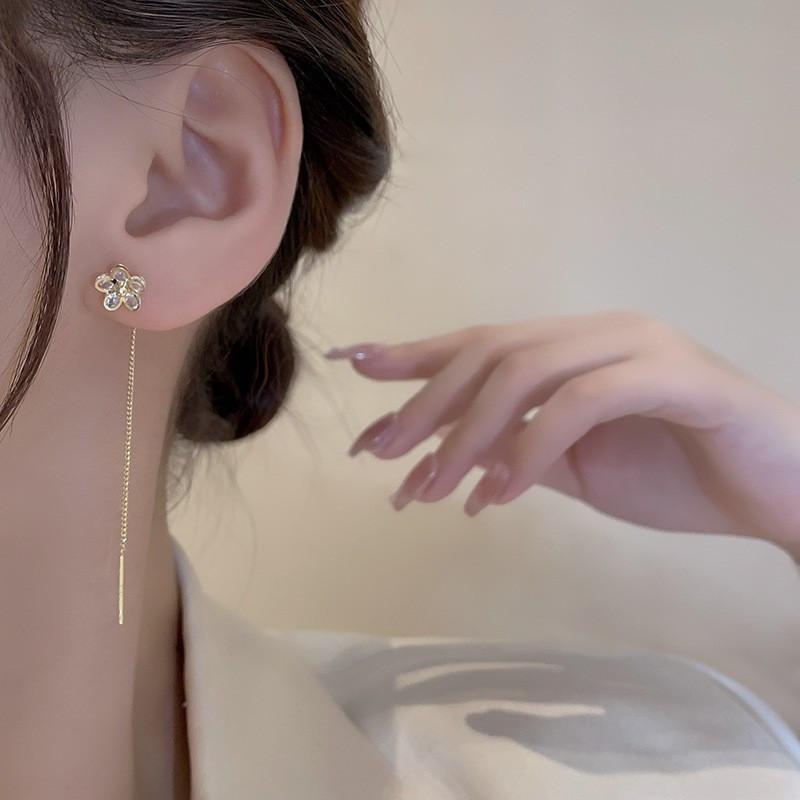 

Изысканные женские серьги с цветком циркона
