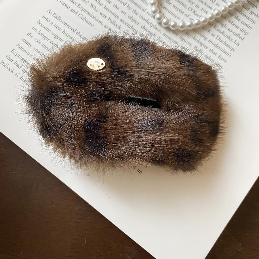 

Autumn and winter retro acrylic plush hairpin fashionable versatile duck bill clip back head hair accessories