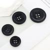 Harz-Schriftzugknöpfe Herren- und Damenbekleidung Mantel Pullover Strickjacke Hochwertige Exquisite Knöpfe Schwarzer Anzugknopf Zubehör