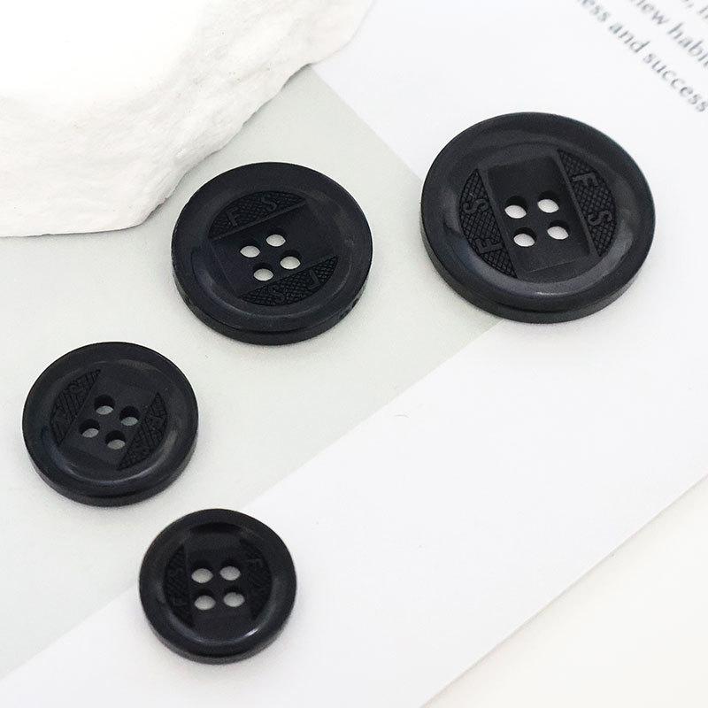 Harz-Schriftzugknöpfe Herren- und Damenbekleidung Mantel Pullover Strickjacke Hochwertige Exquisite Knöpfe Schwarzer Anzugknopf Zubehör