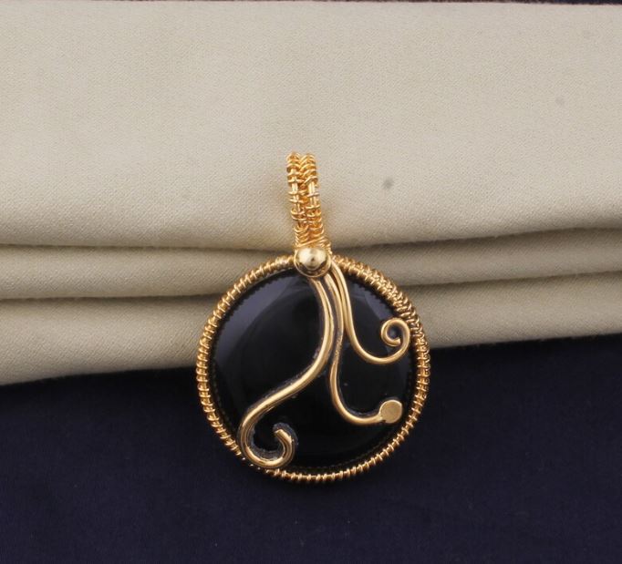 

14kt позолоченная проволока, обернутая натуральным черным ониксом, свадебное ожерелье, кулон для женщин, круглый драгоценный камень ручной работы, золотой кулон, подарки, идея, ювелирные изделия