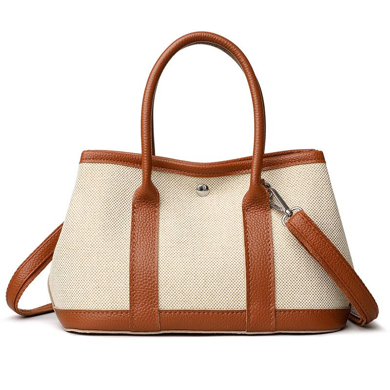 Uma Bolsa Tote Transversal Simples e Elegante com Cores Combinadas para Deslocamento