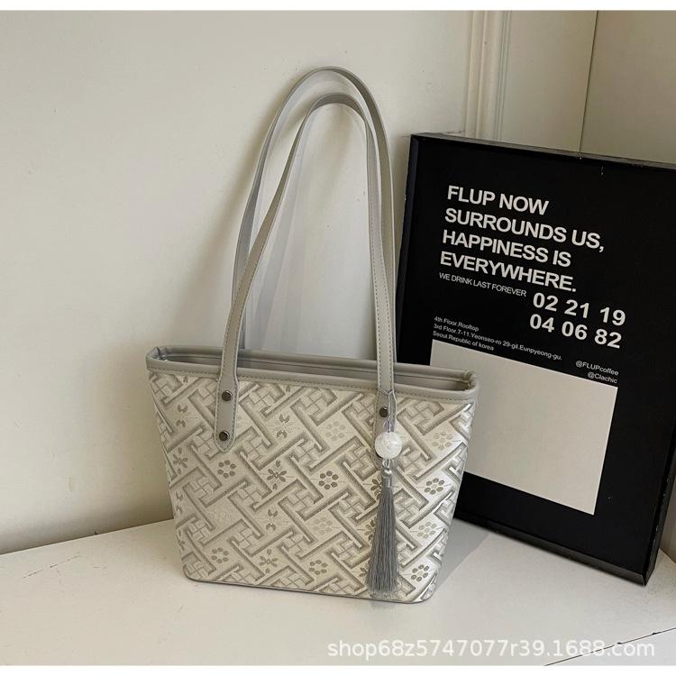 

Wanji pattern portable tote bag 2025 new ethnic style commuter big bag light luxury fashion large capacity shoulder women s bag сірий колір