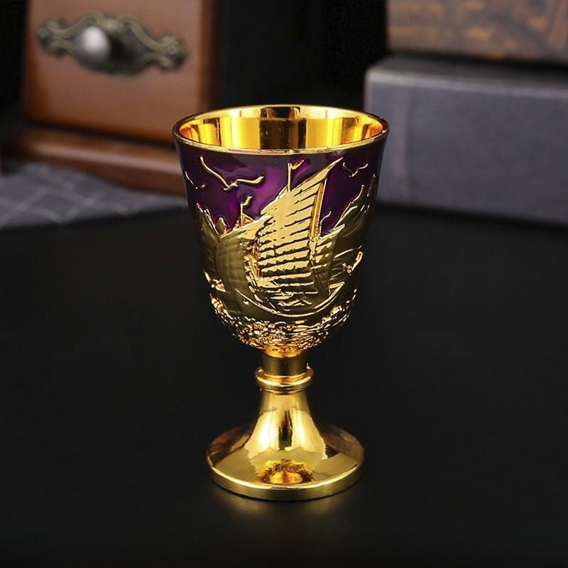 Messing-Schnapsglas auf hohem Fuß mit modernem minimalistischem Design für die Dekoration einer Hausbar