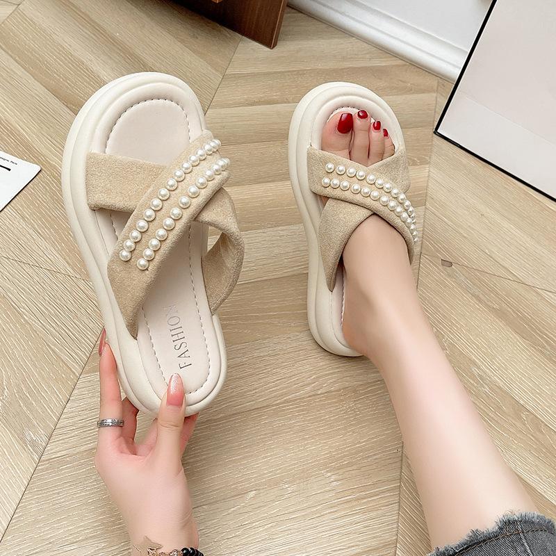 Versatile Pearl Women's Outer Wear 2025 Platform Summer Retro Slippers Skirt with Casual New Fashion Beach Sandals