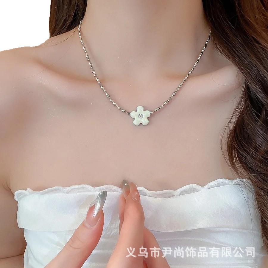 Light Luxury Exquisite Niche Design Sense Dripping Oil Flower Pendant Necklace Women'S Fashion Temperament High Sense Collarbone Chain