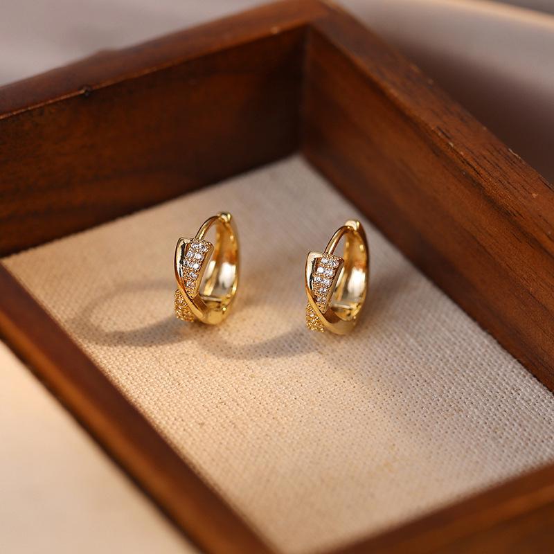Geometric Twisted Ear Cuff: Fashionable, Luxurious, and Exquisitely Designed Earrings