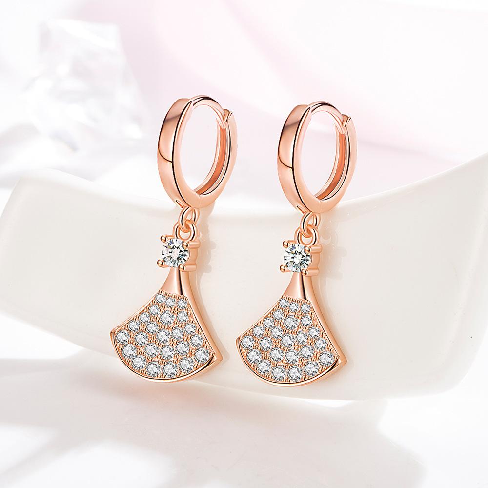 Zircon Is a Compact, Fashionable Mid-length Fan-shaped Style. Earrings