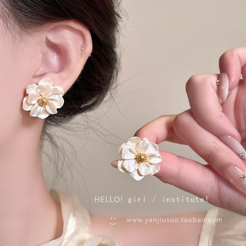Flower Resin Earrings, Small, Fresh, Simple and Advanced Earrings, Niche Fashion Temperament, Versatile Earrings.