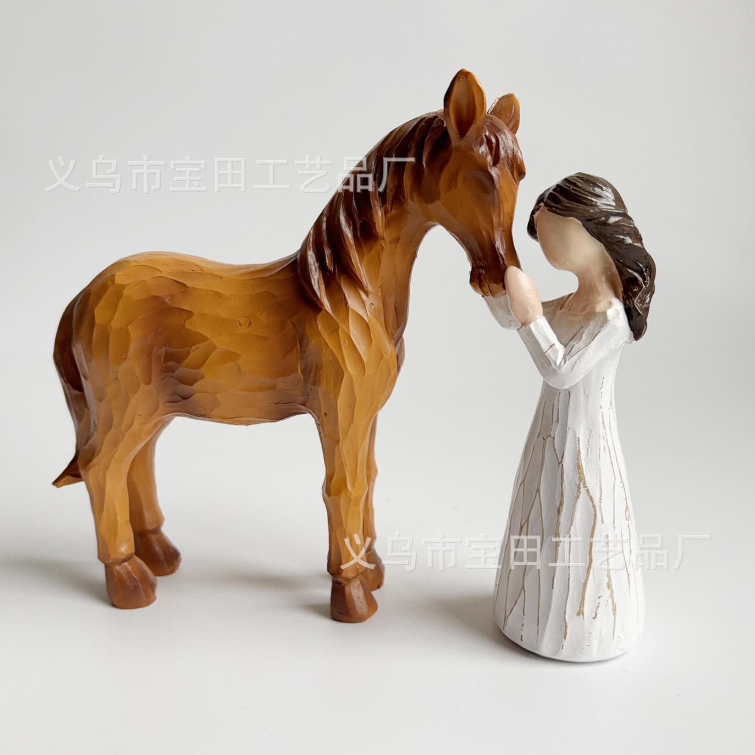 

2 штуки смоляных фигурок лошади и девушки, держащей лошадь, украшение для дома, стола, смоляные украшения, подарочные украшения
