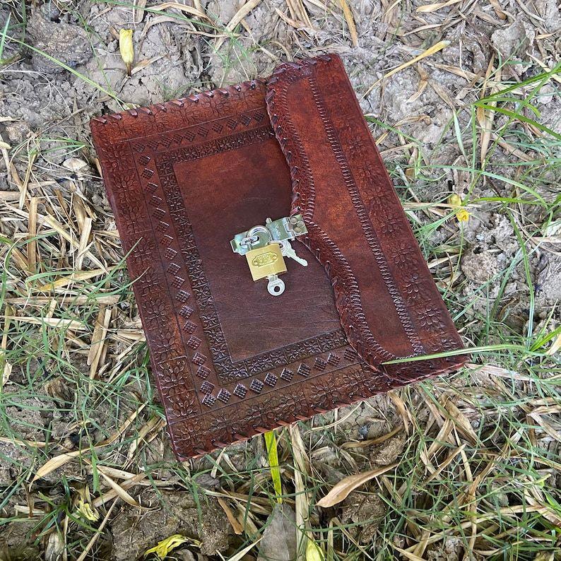 

Запирающийся кожаный ежедневник: Тисненная Книга Секретов, Дневник 13 x 10 in