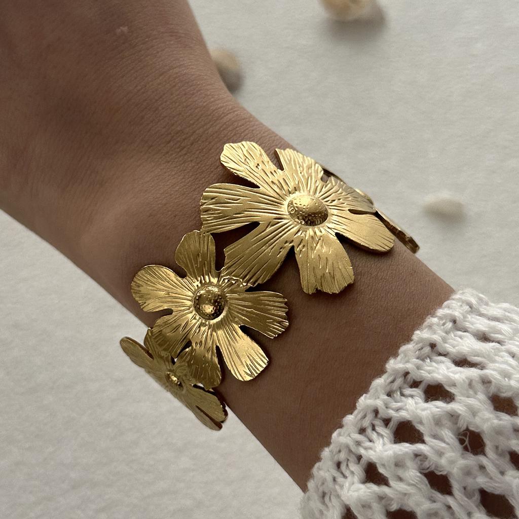 Vintage Exaggerated Wide Cuff Bangle for Women Gold Color Shell Starfish Flower Stainless Steel Bracelet Beach Party Jewelry
