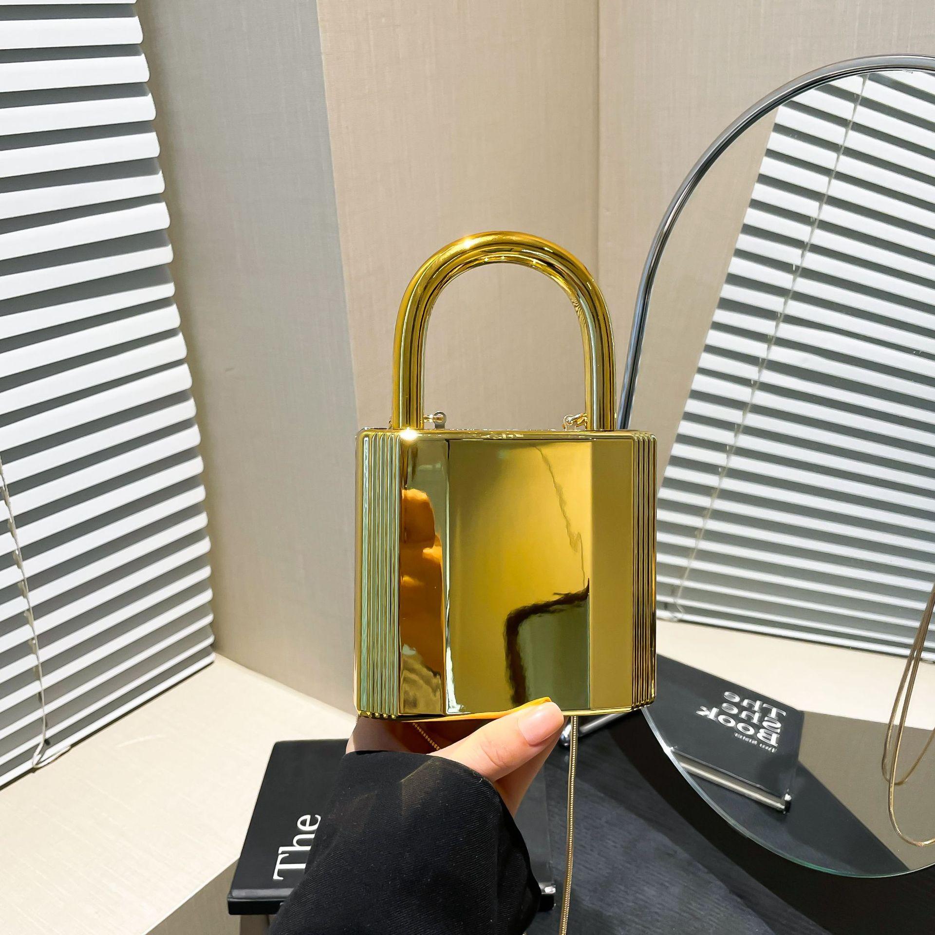 

Personalized acrylic bag 2025 new European and American fashion glossy messenger bag women s versatile chain dinner bag tide золотий