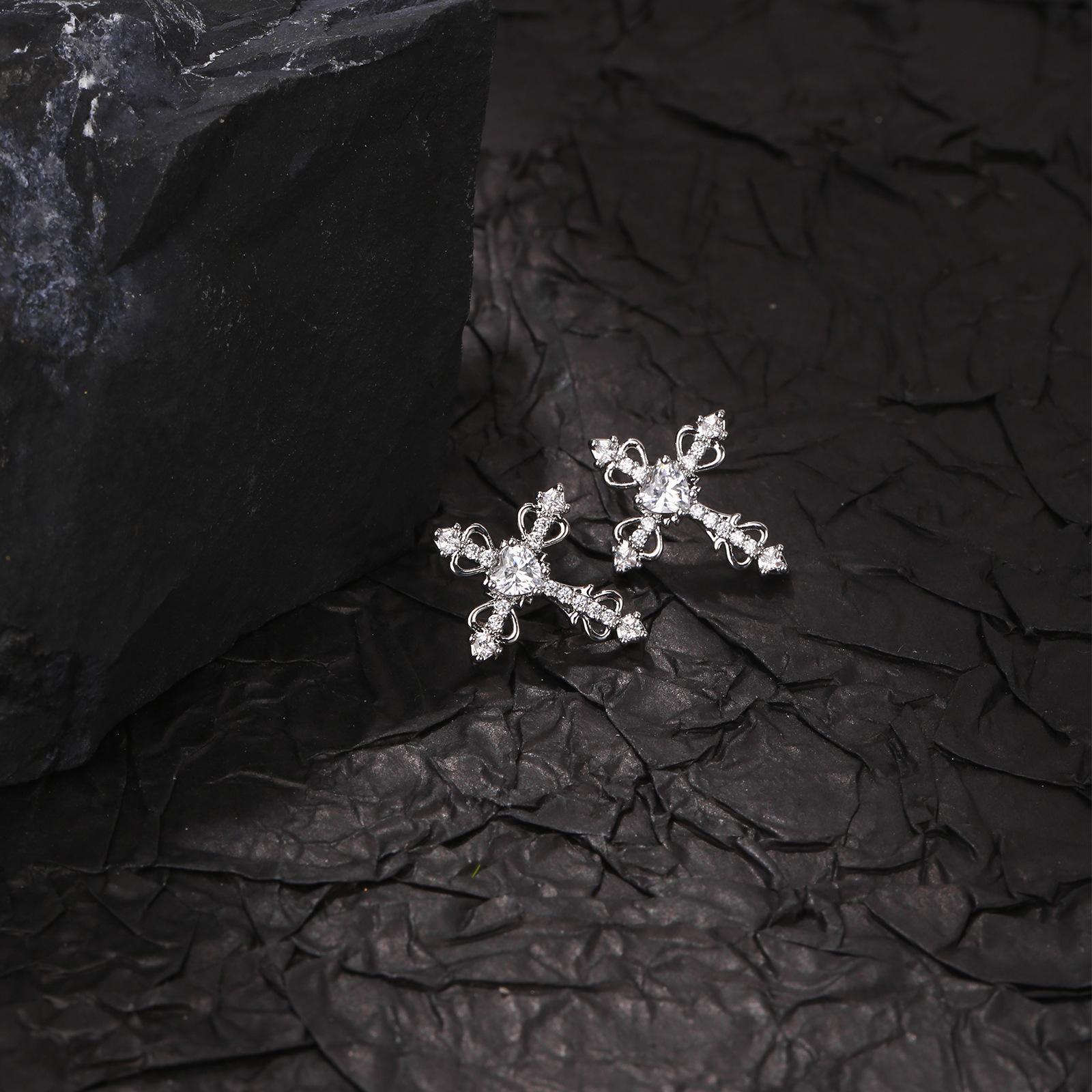 KAVNAR Bulk Headphone Accessories Holy Cross Heart Cubic Zirconia Platinum Plated Detachable Anti-Lost Earbud Clips