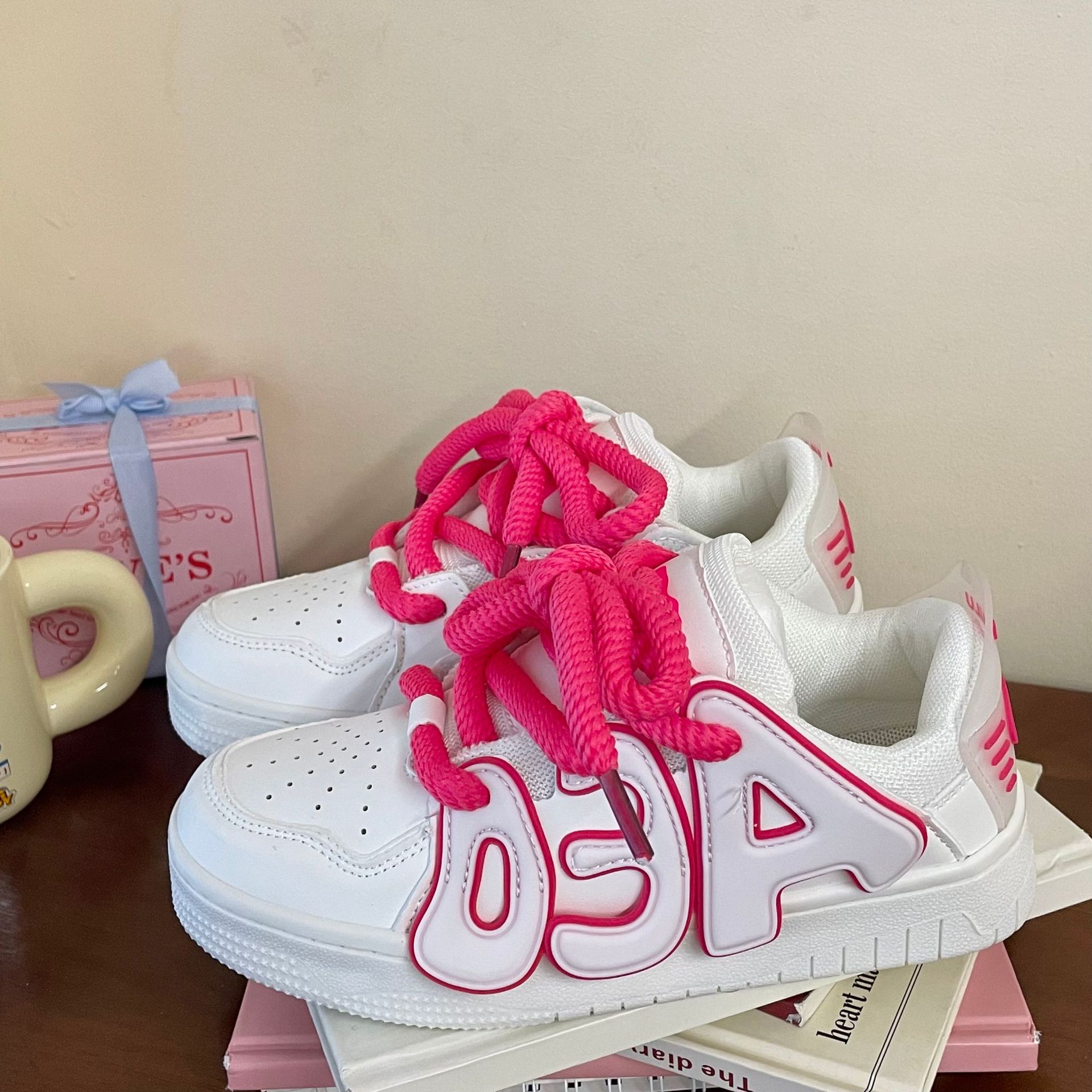 

Корейське повсякденне спортивне взуття 2024 Весна Нова Нішева мода Печворк Товста підошва Універсальне Спортивне Нековзне Жіноче Одинарне взуття 39