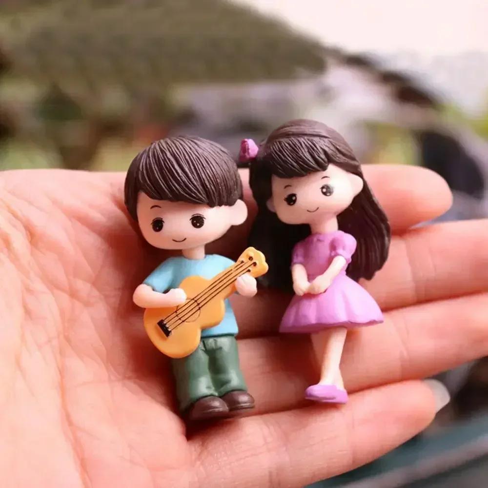 2pcs Mini Boy Girl Guitar Sweet Lovers Couple Figurines Craft Fairy Dolls Valentine's Day Wedding Accessories Home Miniatures