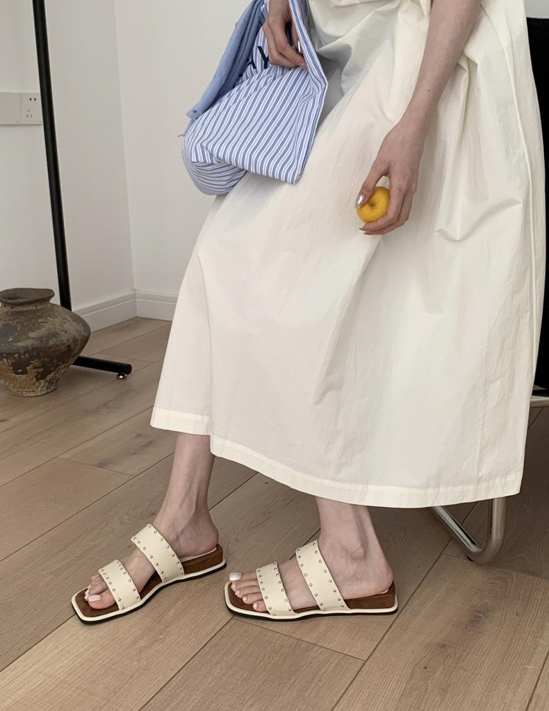 2025 Rivet Slippers Summer Casual Simple Cross Sandals Wear Retro Half Drag Casual Women's Shoes One Pedal